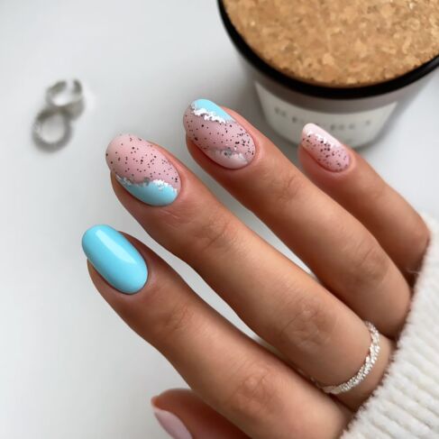 Niebieski manicure z efektem sprinkles