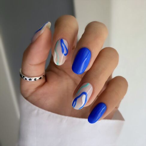 Niebieski manicure z jasnymi akcentami